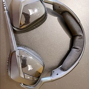 Wireless gaming headphones